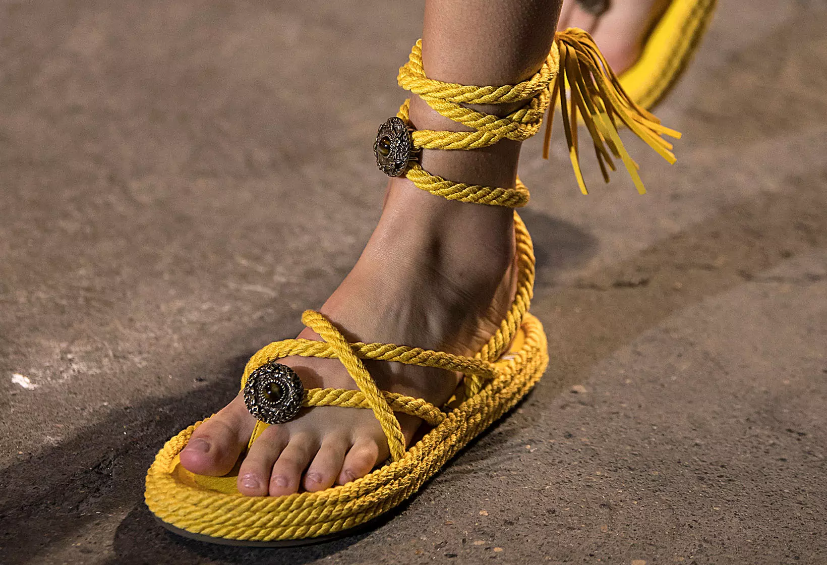 3 cách tuyệt vời để phối sandal bệt với váy