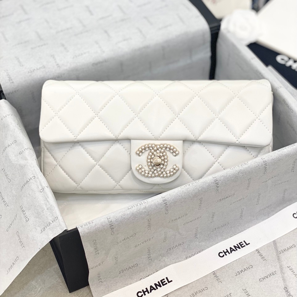Túi Chanel Lambskin Clutch with Chain - Trắng