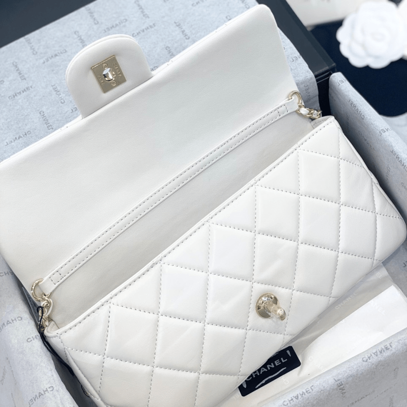 Túi Chanel Lambskin Clutch with Chain - Trắng